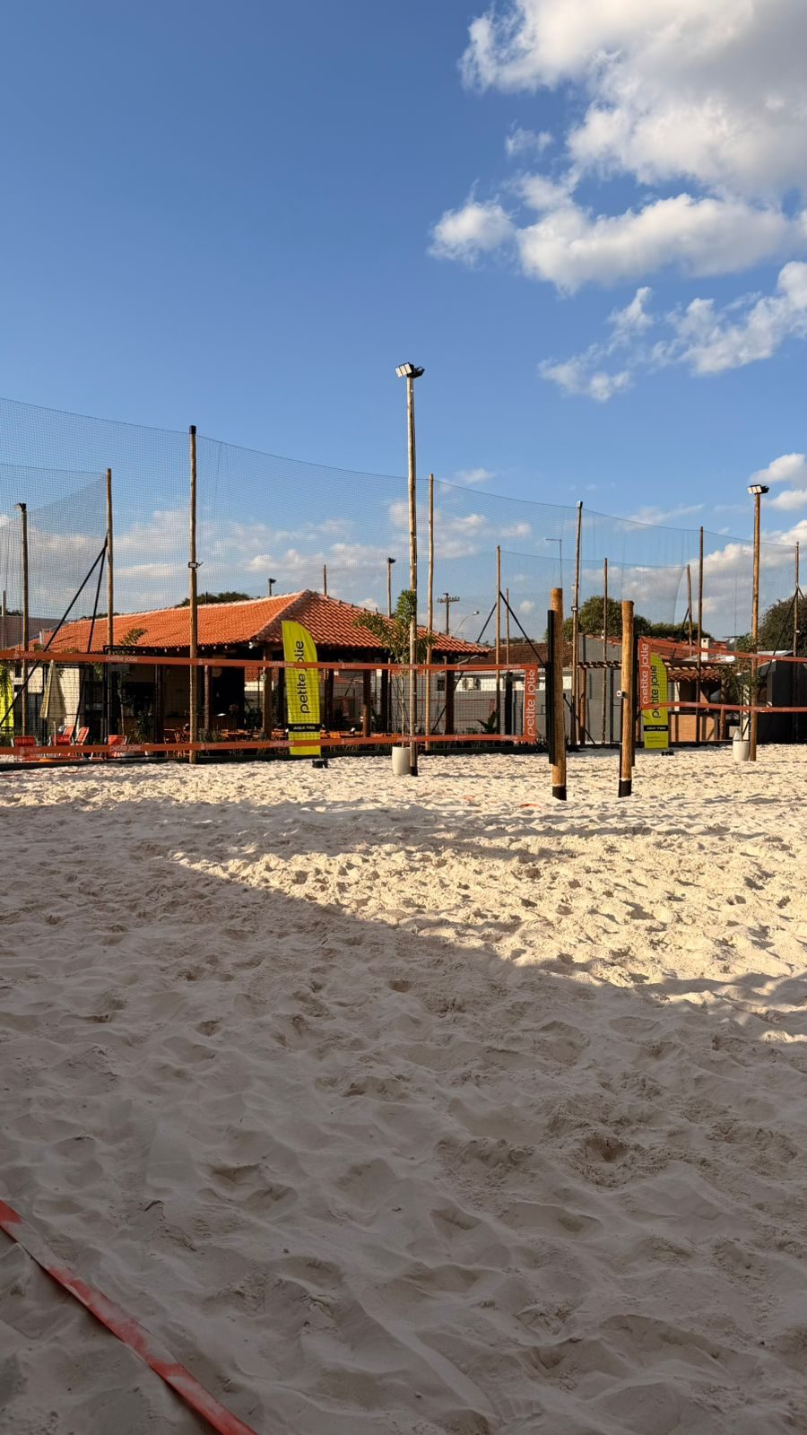Vista do complexo Zandy Sports com quadras de areia